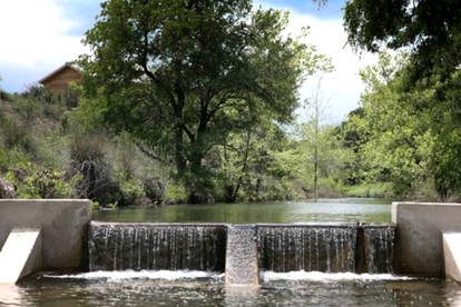 Spacious Accommodation for Two with Direct Creek Access for Fishing in Fredericksburg, Texas - Fredericksburg, Texas - glamping.directory