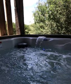 Spacious Accommodation for Two with Direct Creek Access for Fishing in Fredericksburg, Texas - Fredericksburg, Texas - glamping.directory