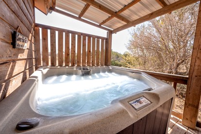 Spacious Accommodation for Two with Direct Creek Access for Fishing in Fredericksburg, Texas - Fredericksburg, Texas - glamping.directory