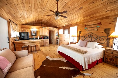 Spacious Accommodation for Two with Direct Creek Access for Fishing in Fredericksburg, Texas - Fredericksburg, Texas - glamping.directory