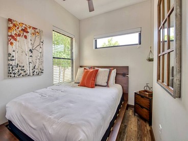 Luminous Modern Tiny House Perfect for Couples in North Carolina - Waynesville, North Carolina - glamping.directory