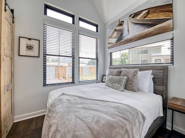Luminous Modern Tiny House Perfect for Couples in North Carolina - Waynesville, North Carolina - glamping.directory