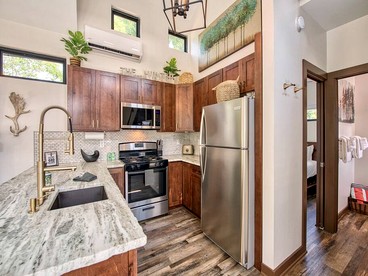 Luminous Modern Tiny House Perfect for Couples in North Carolina - Waynesville, North Carolina - glamping.directory