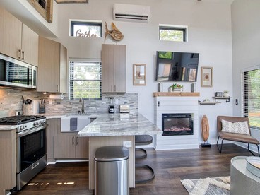 Luminous Modern Tiny House Perfect for Couples in North Carolina - Waynesville, North Carolina - glamping.directory