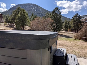 Cozy Cabin with Hot-tub in Estes Park, Colorado - Estes Park, Colorado - glamping.directory