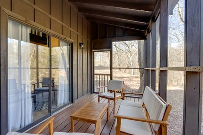 Peaceful Woodland Cabin with Screened Porch & Arcade Near Siloam Springs City Lake, Gentry, AR - Gentry, Arkansas - glamping.directory