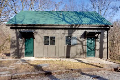 Peaceful Woodland Cabin with Screened Porch & Arcade Near Siloam Springs City Lake, Gentry, AR - Gentry, Arkansas - glamping.directory