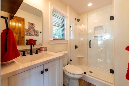 Cute Cabin for Two, Perfect for Memorable Glamping Escapes in Waco, Texas - Elm Mott, Texas - glamping.directory