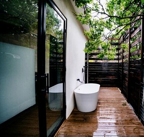 Design Tiny Cabin with Outdoor Bath and Hot-Tub in Texas - Marble Falls, Texas - glamping.directory