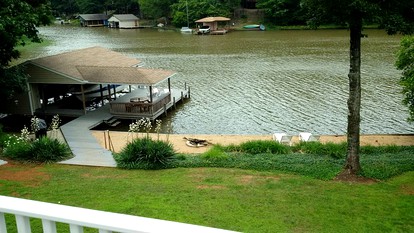 Spacious Family Vacation Rental on the Water in Bracey, Virginia - Bracey, Virginia - glamping.directory