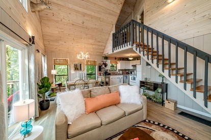 Chic Picturesque Cabin Ideal for a Romantic Getaway in Tennessee - Sevierville, Tennessee - glamping.directory