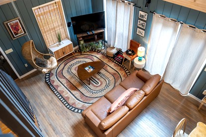 Chic Picturesque Cabin Ideal for a Romantic Getaway in Tennessee - Sevierville, Tennessee - glamping.directory