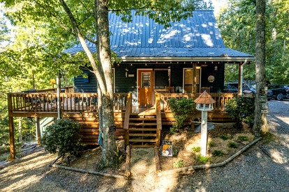 Chic Picturesque Cabin Ideal for a Romantic Getaway in Tennessee - glamping.directory