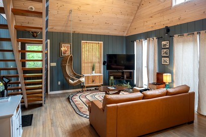 Chic Picturesque Cabin Ideal for a Romantic Getaway in Tennessee - Sevierville, Tennessee - glamping.directory