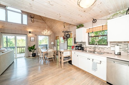 Chic Picturesque Cabin Ideal for a Romantic Getaway in Tennessee - Sevierville, Tennessee - glamping.directory