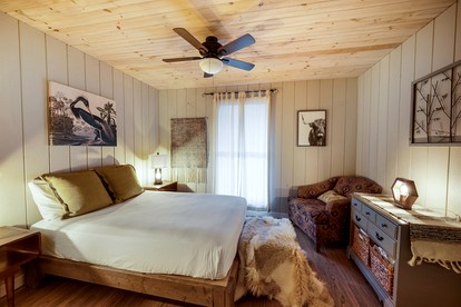 Chic Picturesque Cabin Ideal for a Romantic Getaway in Tennessee - Sevierville, Tennessee - glamping.directory