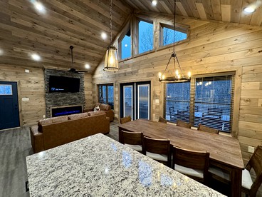Luxurious Cabin with Hot-Tub, Pool Table and Amazing Hiking Trails in Sevierville, Tennessee - Sevierville, Tennessee - glamping.directory