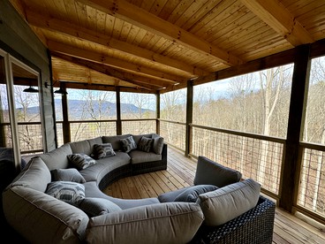 Luxurious Cabin with Hot-Tub, Pool Table and Amazing Hiking Trails in Sevierville, Tennessee - Sevierville, Tennessee - glamping.directory