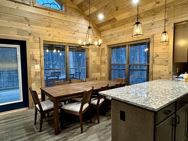 Luxurious Cabin with Hot-Tub, Pool Table and Amazing Hiking Trails in Sevierville, Tennessee - Sevierville, Tennessee - glamping.directory
