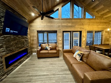 Luxurious Cabin with Hot-Tub, Pool Table and Amazing Hiking Trails in Sevierville, Tennessee - Sevierville, Tennessee - glamping.directory