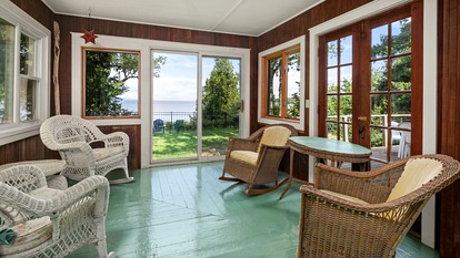 Beautiful Secluded Cottage with Fireplace and Amazing Views in Charlotte, Vermont - Charlotte, Vermont - glamping.directory