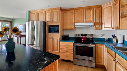 Beautiful Secluded Cottage with Fireplace and Amazing Views in Charlotte, Vermont - Charlotte, Vermont - glamping.directory
