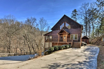 Incredible Cabin with Fireplace and Hot-tub Next to Hiking Trails in Mineral Bluff, Georgia - glamping.directory