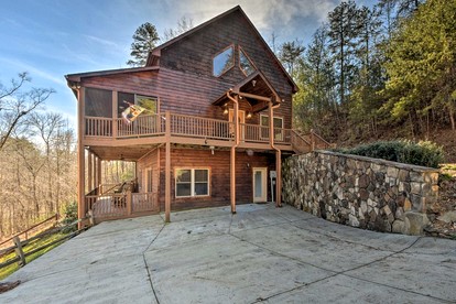 Incredible Cabin with Fireplace and Hot-tub Next to Hiking Trails in Mineral Bluff, Georgia - Mineral Bluff, Georgia - glamping.directory