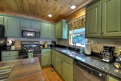 Incredible Cabin with Fireplace and Hot-tub Next to Hiking Trails in Mineral Bluff, Georgia - Mineral Bluff, Georgia - glamping.directory