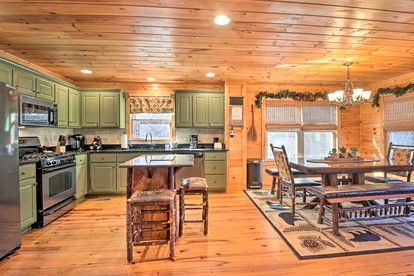Incredible Cabin with Fireplace and Hot-tub Next to Hiking Trails in Mineral Bluff, Georgia - Mineral Bluff, Georgia - glamping.directory