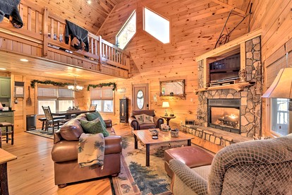 Incredible Cabin with Fireplace and Hot-tub Next to Hiking Trails in Mineral Bluff, Georgia - Mineral Bluff, Georgia - glamping.directory