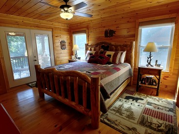 Incredible Cabin with Fireplace and Hot-tub Next to Hiking Trails in Mineral Bluff, Georgia - Mineral Bluff, Georgia - glamping.directory