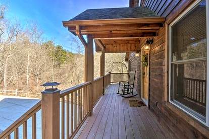 Incredible Cabin with Fireplace and Hot-tub Next to Hiking Trails in Mineral Bluff, Georgia - Mineral Bluff, Georgia - glamping.directory