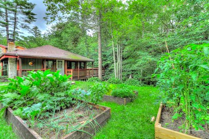 Cozy and Secluded Cabin with a Fireplace in the Poconos Mountains of Pennsylvania - glamping.directory