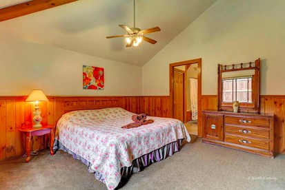 Cozy and Secluded Cabin with a Fireplace in the Poconos Mountains of Pennsylvania - Canadensis, Pennsylvania - glamping.directory