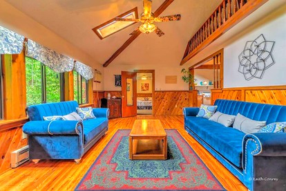 Cozy and Secluded Cabin with a Fireplace in the Poconos Mountains of Pennsylvania - Canadensis, Pennsylvania - glamping.directory