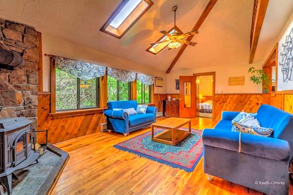 Cozy and Secluded Cabin with a Fireplace in the Poconos Mountains of Pennsylvania - Canadensis, Pennsylvania - glamping.directory