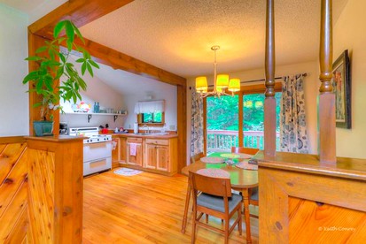 Cozy and Secluded Cabin with a Fireplace in the Poconos Mountains of Pennsylvania - Canadensis, Pennsylvania - glamping.directory