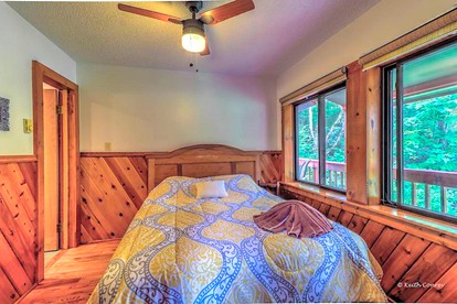 Cozy and Secluded Cabin with a Fireplace in the Poconos Mountains of Pennsylvania - Canadensis, Pennsylvania - glamping.directory