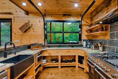 Stunning Glamping Lodge for Relaxation and Recreation in Gatlinburg - Gatlinburg, Tennessee - glamping.directory