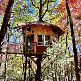 Comfy Wooden Treehouse Perfect for Small Families in Copperhill, Tennessee - Copperhill, Tennessee - glamping.directory