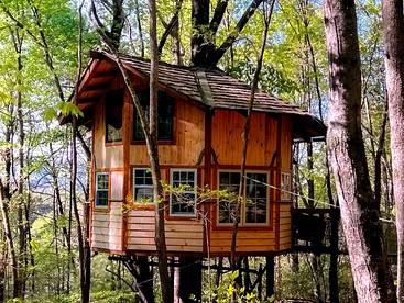 Comfy Wooden Treehouse Perfect for Small Families in Copperhill, Tennessee - glamping.directory