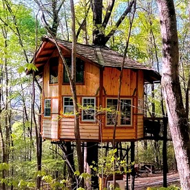 Comfy Wooden Treehouse Perfect for Small Families in Copperhill, Tennessee - Copperhill, Tennessee - glamping.directory