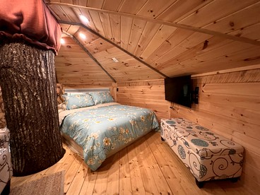 Comfy Wooden Treehouse Perfect for Small Families in Copperhill, Tennessee - Copperhill, Tennessee - glamping.directory