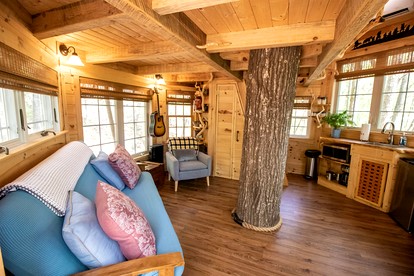 Comfy Wooden Treehouse Perfect for Small Families in Copperhill, Tennessee - Copperhill, Tennessee - glamping.directory