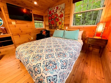 Comfy Wooden Treehouse Perfect for Small Families in Copperhill, Tennessee - Copperhill, Tennessee - glamping.directory
