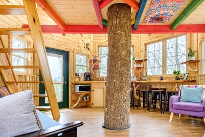 Comfy Wooden Treehouse Perfect for Small Families in Copperhill, Tennessee - Copperhill, Tennessee - glamping.directory