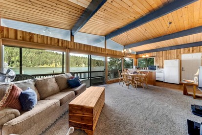 Secluded, Rustic Lakefront Home, Nestled on the Peaceful Shores of Lake Coeur d’Alene, Idaho - Coeur d'Alene, Idaho - glamping.directory