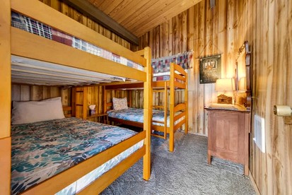 Secluded, Rustic Lakefront Home, Nestled on the Peaceful Shores of Lake Coeur d’Alene, Idaho - Coeur d'Alene, Idaho - glamping.directory