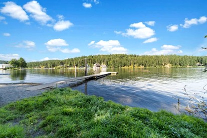 Secluded, Rustic Lakefront Home, Nestled on the Peaceful Shores of Lake Coeur d’Alene, Idaho - Coeur d'Alene, Idaho - glamping.directory